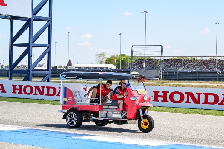 batch_1-Honda-Stand-เชียร์-TuktukGP-ThaiGP2026 4 นักบิดฮอนด้า” ร่วมโมเมนต์สุดฮา “ตุ๊กตุ๊ก จีพี” ถ่ายทอด “ซอฟท์เพาเวอร์ไทย” สู่สายตาชาวโลก