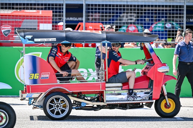 batch_2-Honda-Stand-เชียร์-TuktukGP-ThaiGP2026 4 นักบิดฮอนด้า” ร่วมโมเมนต์สุดฮา “ตุ๊กตุ๊ก จีพี” ถ่ายทอด “ซอฟท์เพาเวอร์ไทย” สู่สายตาชาวโลก