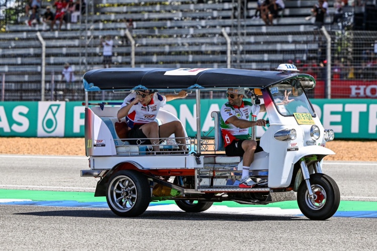 batch_4-Honda-Stand-เชียร์-TuktukGP-ThaiGP2026 4 นักบิดฮอนด้า” ร่วมโมเมนต์สุดฮา “ตุ๊กตุ๊ก จีพี” ถ่ายทอด “ซอฟท์เพาเวอร์ไทย” สู่สายตาชาวโลก