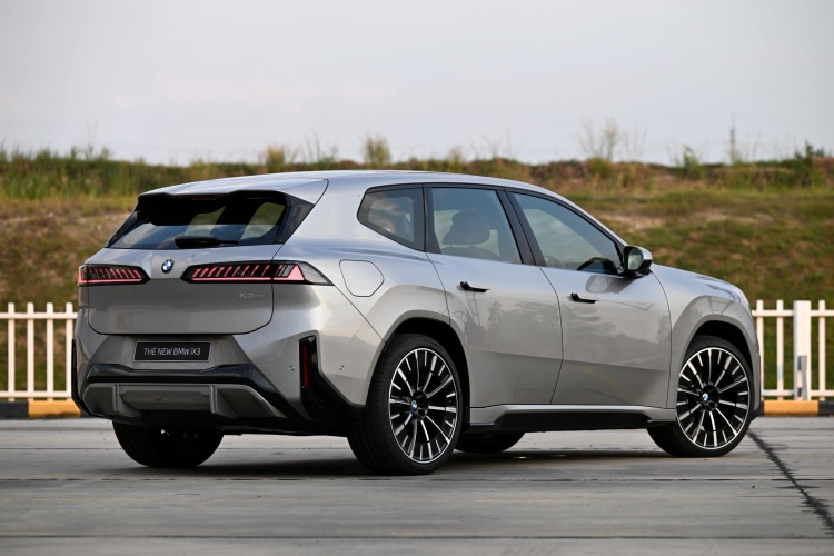 batch_BMW-iX3_Space-Silver-Metallic-17 BMW iX3 50 xDrive M Sport  ยานยนต์ไฟฟ้ารุ่นแรกจากเจเนอเรชั่น “Neue Klasse” มาถึงไทยแล้ว