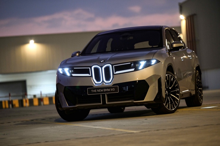 batch_BMW-iX3_Space-Silver-Metallic-31 BMW iX3 50 xDrive M Sport  ยานยนต์ไฟฟ้ารุ่นแรกจากเจเนอเรชั่น “Neue Klasse” มาถึงไทยแล้ว