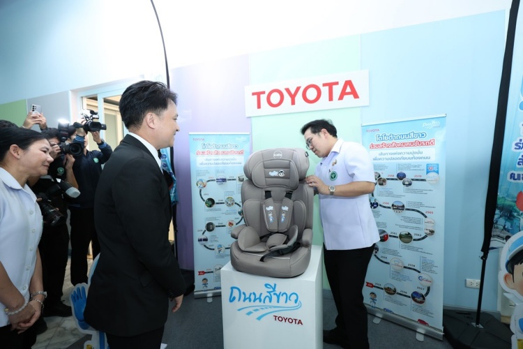 batch_IMG_1495 โตโยต้าถนนสีขาว สนับสนุนที่นั่งนิรภัยสำหรับเด็ก แก่กรมควบคุมโรค กระทรวงสาธารณสุข