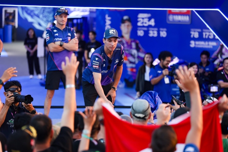 batch_S__596426758 “กวาร์ตาราโร” นำทีม “รินส์-มิลเลอร์-โทปรัค” ร่วมกิจกรรม Meet and Greet สุดยิ่งใหญ่ที่ YamahaGP Pavilion