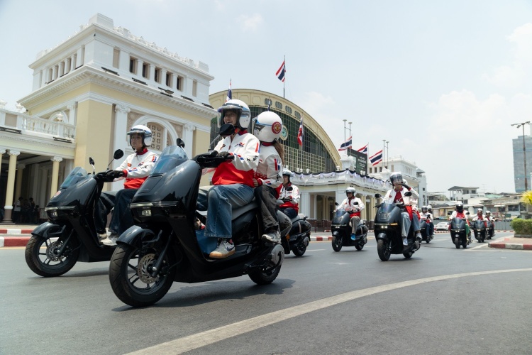 batch_03-Thai-Honda-ก้าวแรกของตัวจริงชิงแดงเดือด-UC3-Activity รถจักรยานยนต์ฮอนด้า ปลุกสีสันก่อนศึกแดงเดือด พาแฟนผี-เด็กหงส์ขี่ New Honda UC3 ทำภารกิจวอร์มศึกกลางกรุงฯ
