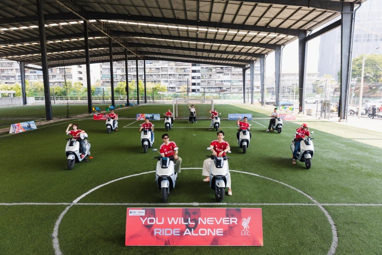 batch_04-Thai-Honda-ก้าวแรกของตัวจริงชิงแดงเดือด-UC3-Activity รถจักรยานยนต์ฮอนด้า ปลุกสีสันก่อนศึกแดงเดือด พาแฟนผี-เด็กหงส์ขี่ New Honda UC3 ทำภารกิจวอร์มศึกกลางกรุงฯ