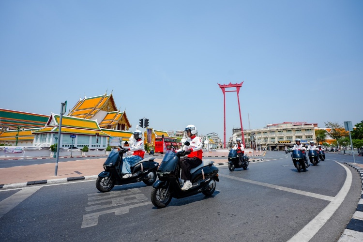 batch_08-Thai-Honda-ก้าวแรกของตัวจริงชิงแดงเดือด-UC3-Activity รถจักรยานยนต์ฮอนด้า ปลุกสีสันก่อนศึกแดงเดือด พาแฟนผี-เด็กหงส์ขี่ New Honda UC3 ทำภารกิจวอร์มศึกกลางกรุงฯ