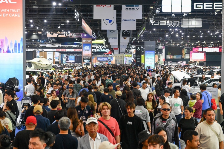 batch_69_03_28-บรรยากาศคนหนาแน่นภายในบูธ-by-Golf-23 “บางกอก อินเตอร์เนชั่นแนล มอเตอร์โชว์ ครั้งที่ 47” ปลุกตลาดยานยนต์ไทย สวนทางเศรษฐกิจ