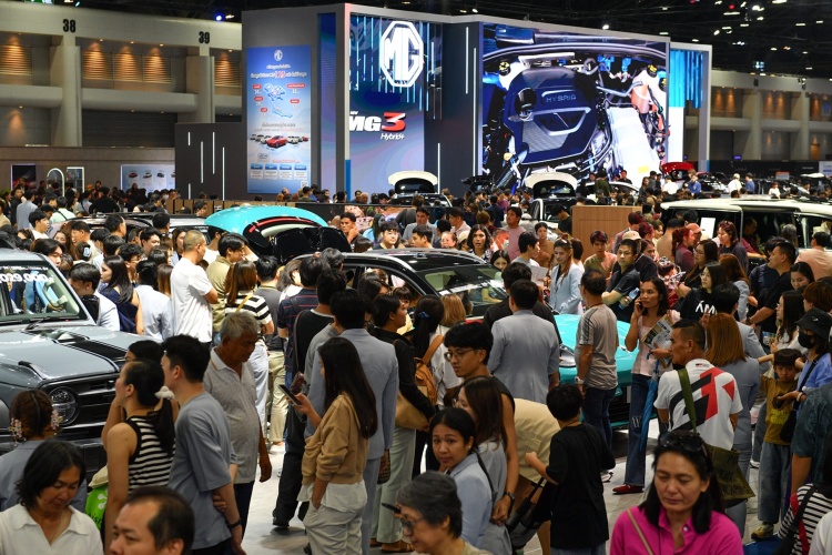 batch_69_03_28-บรรยากาศคนหนาแน่นภายในบูธ-by-Golf-51 “บางกอก อินเตอร์เนชั่นแนล มอเตอร์โชว์ ครั้งที่ 47” ปลุกตลาดยานยนต์ไทย สวนทางเศรษฐกิจ