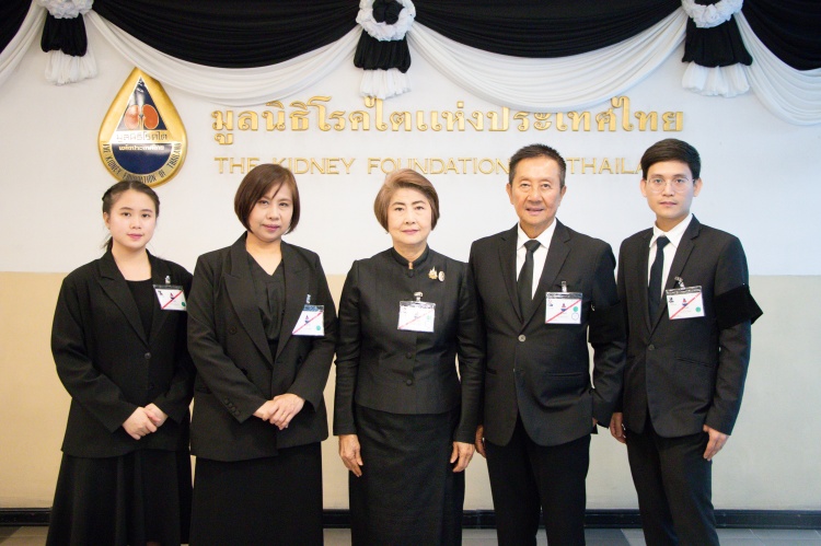 batch_L4-1 ลามิน่าทูลเกล้าฯ ถวายเงินสมทบมูลนิธิโรคไต