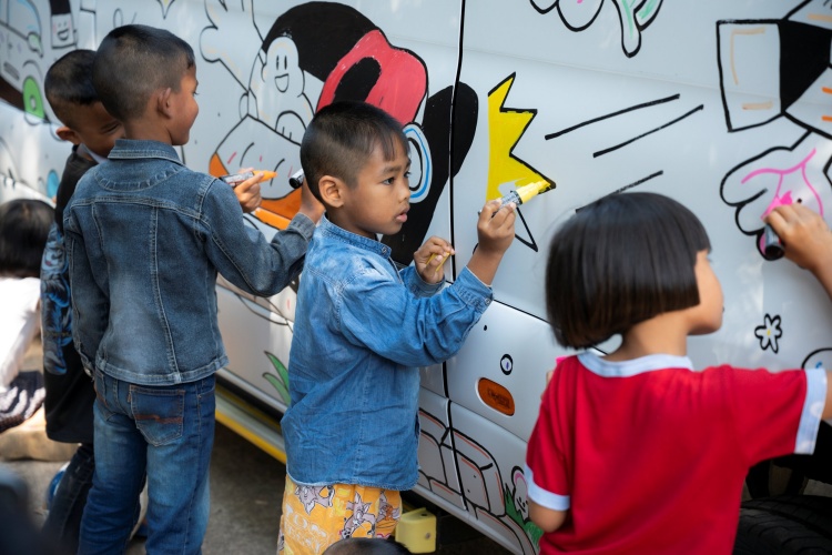 batch_Mercedes-Benz_Yaowawit-x-Sprinter-2 Mercedes-Benz เปิดบูธรับเด็กนักเรียนเยาววิทย์เยือนงาน BIMS 2026 พร้อมเผยโฉม Sprinter 419 Business รุ่นพิเศษที่มีคันเดียวในโลก