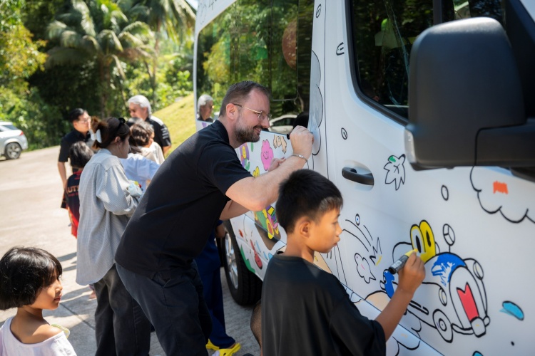 batch_Mercedes-Benz_Yaowawit-x-Sprinter-3 Mercedes-Benz เปิดบูธรับเด็กนักเรียนเยาววิทย์เยือนงาน BIMS 2026 พร้อมเผยโฉม Sprinter 419 Business รุ่นพิเศษที่มีคันเดียวในโลก