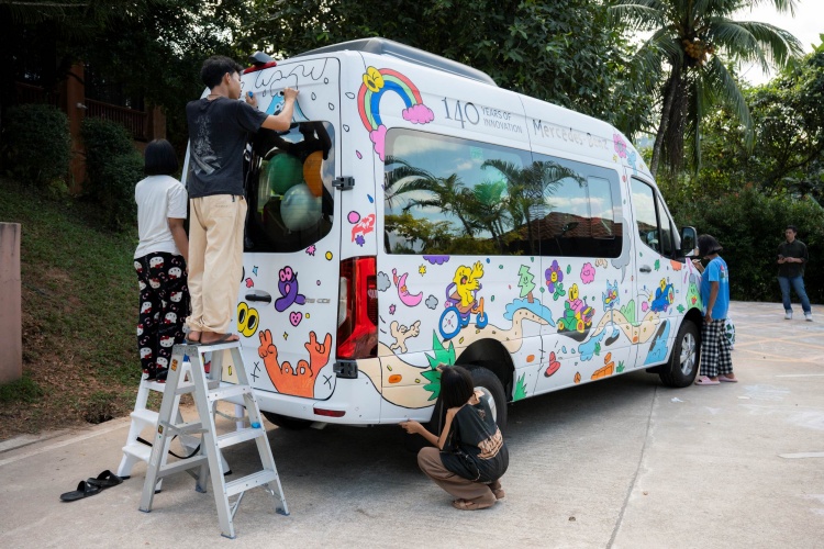 batch_Mercedes-Benz_Yaowawit-x-Sprinter-4 Mercedes-Benz เปิดบูธรับเด็กนักเรียนเยาววิทย์เยือนงาน BIMS 2026 พร้อมเผยโฉม Sprinter 419 Business รุ่นพิเศษที่มีคันเดียวในโลก