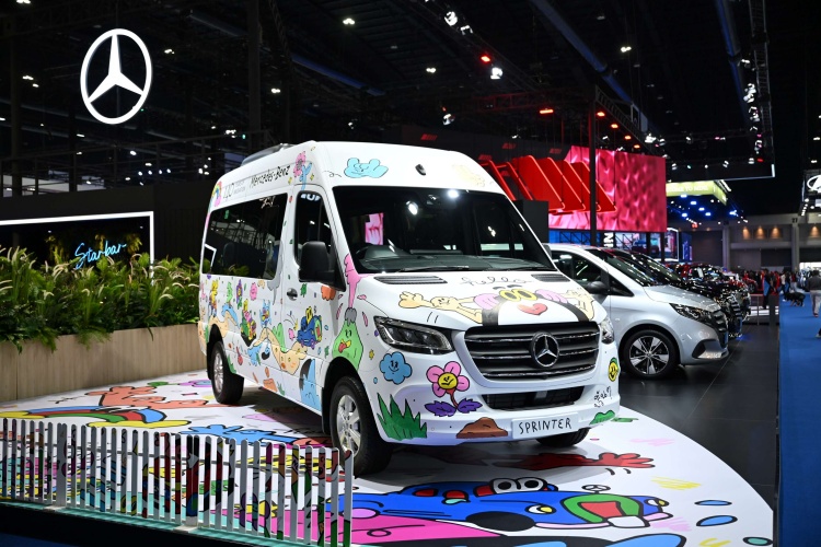 batch_Mercedes-Benz_Yaowawit-x-Sprinter-6 Mercedes-Benz เปิดบูธรับเด็กนักเรียนเยาววิทย์เยือนงาน BIMS 2026 พร้อมเผยโฉม Sprinter 419 Business รุ่นพิเศษที่มีคันเดียวในโลก