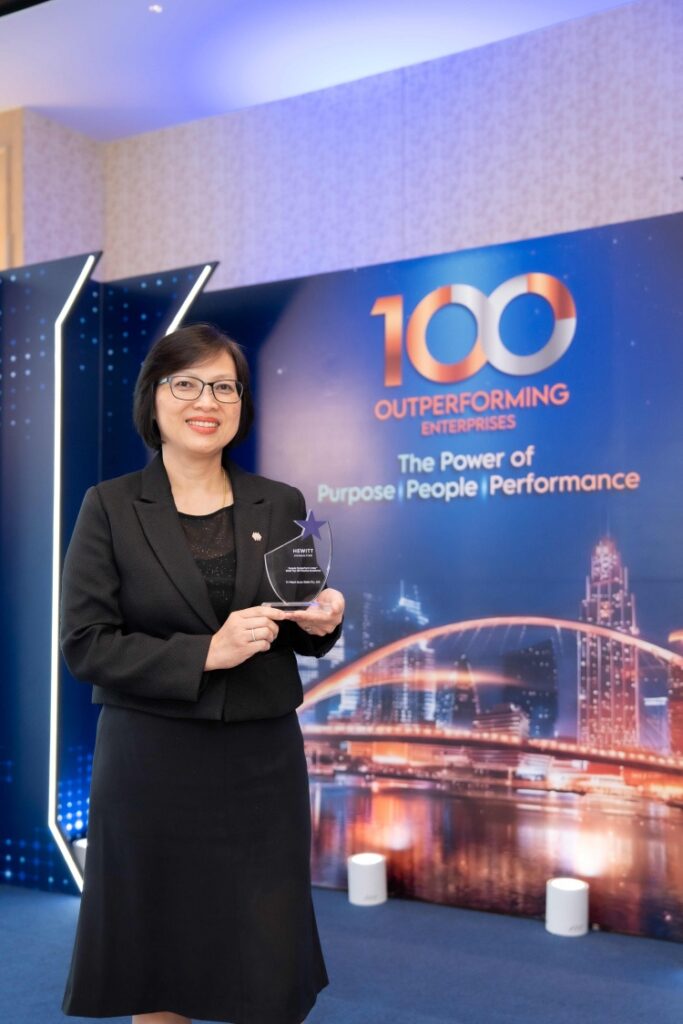 batch_People-Outperform-Index-1_re-683x1024 ตรีเพชรอีซูซุเซลส์ รับ 3 รางวัลเกียรติยศ ตอกย้ำความเป็นเลิศด้านผลิตภัณฑ์และบุคลากร