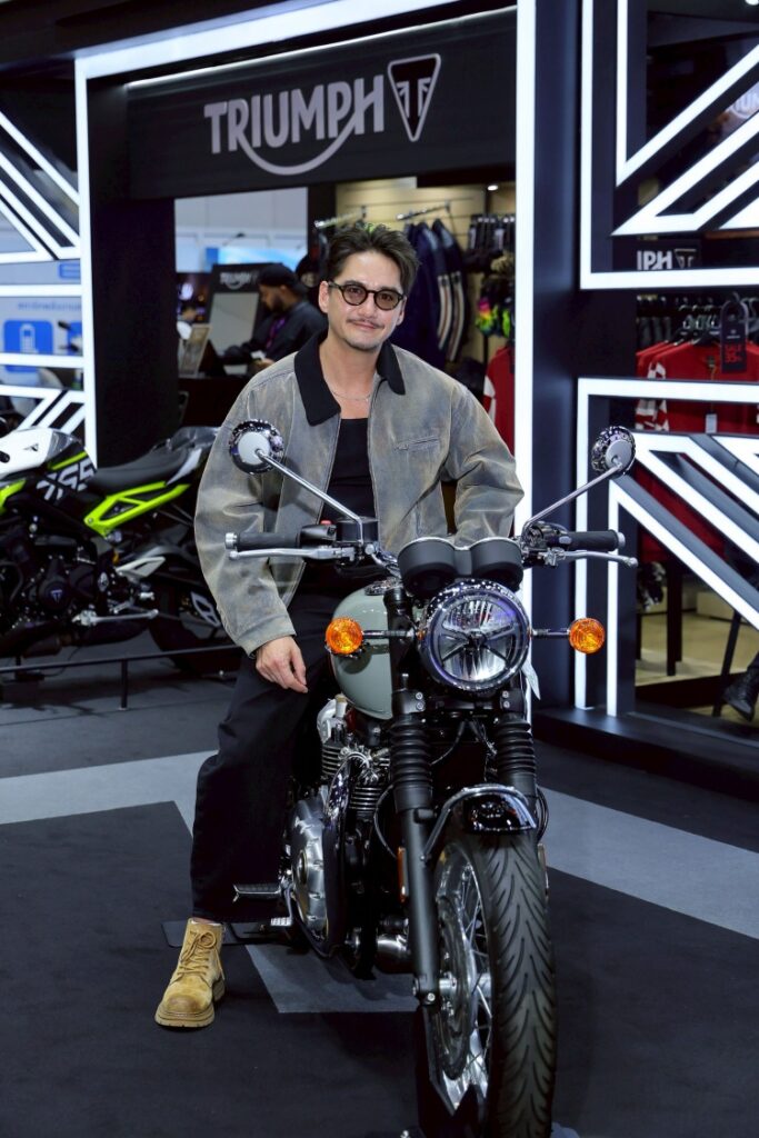batch_Pic_อนันดา-เอเวอริงแฮม-กับรถ-ไทรอัมพ์โมเดิร์น-คลาสสิก-ตระกูล-Bonneville-4-683x1024 เปิดอีกมุมของ “อนันดา เอเวอริงแฮม” กับสไตล์ที่แตกต่าง ถ่ายทอดตัวตนผ่าน Triumph Bonneville