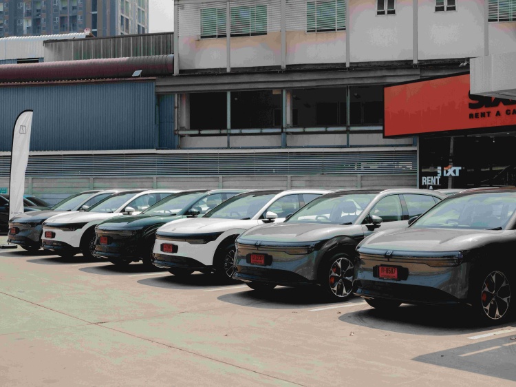 batch_ZEEKR-Fleet-Trading-2 ZEEKR ส่งมอบ ZEEKR 7X แก่ลูกค้าองค์กร สู่มาตรฐานการเดินทางด้วยรถไฟฟ้าระดับพรีเมียม