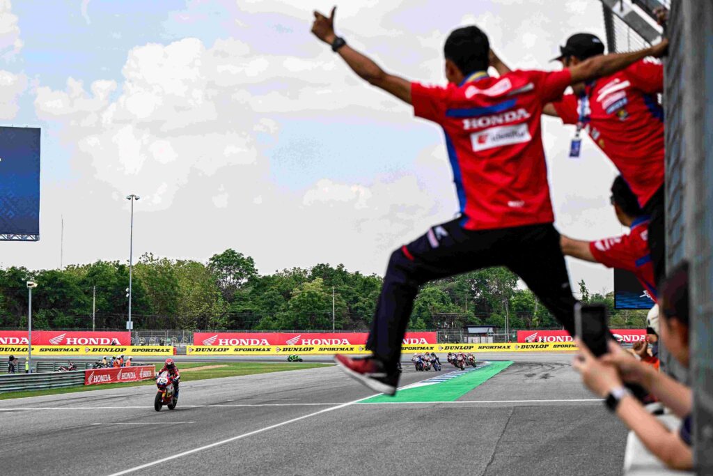 21-ARRC-สนาม-2-บุรีรัมย์-1024x683 “ฮอนด้า เรซซิ่ง ไทยแลนด์” สร้างผลงานกระหึ่มโฮมเรซ คว้าวินเนอร์-กวาด 5 โพเดียม จาก 3 รุ่นท็อปศึก ARRC 2026