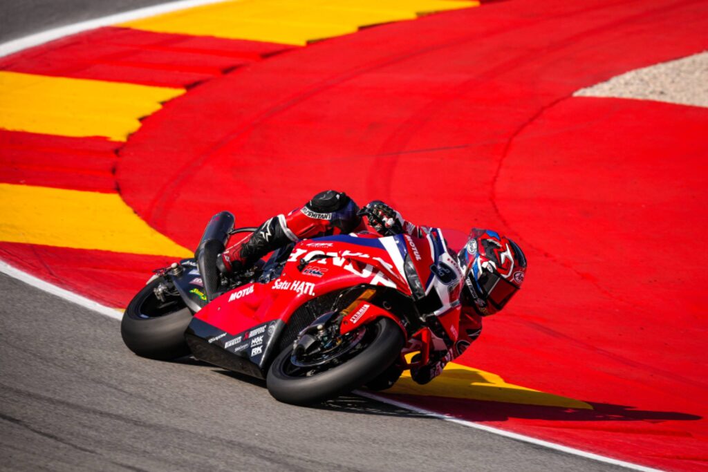 R1-WSBK-R6-01-1024x683 “ก้อง-สมเกียรติ” บู๊ระห่ำคว้าแต้ม! แซงเข้าป้ายที่ 13 เรซแรก ก่อนถูกปรับ 2 อันดับ เวิลด์ ซูเปอร์ไบค์ อารากอน