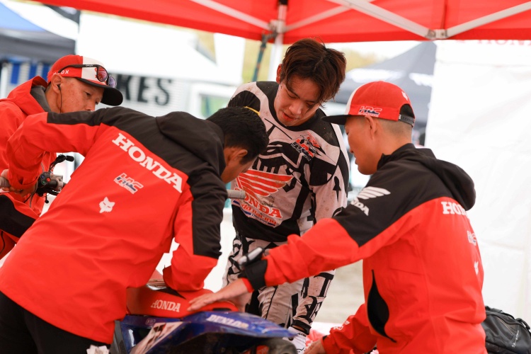 batch_Race-JMX-R3-02 “นีโม่-จิรัฎฐ์” ควบ Honda CRF450R สร้างผลงานคว้าอันดับท็อปเก็บคะแนนสะสมเพิ่ม จาก 3 ฮีท ในศึกโมโตครอส สนาม 3 ที่ไซตามะ
