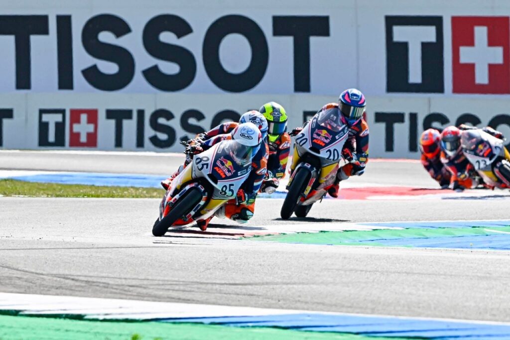 Race2-RookiesCup-R4-03-1024x683 “ไม้คิว-เกียรติศักดิ์” สุดแกร่ง แก้สถานการณ์เดือด คว้าท็อป 5 ศึก เรดบูล โมโตจีพี รุกกีส์ คัพ 2026 แอสเซ่น เรซ 2