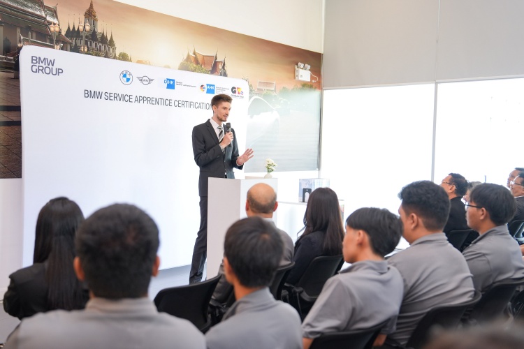 batch_BMW-Service-Apprentice-certificate-2 บีเอ็มดับเบิลยู กรุ๊ป ประเทศไทย มอบประกาศนียบัตรแก่ผู้สำเร็จการศึกษาโครงการ BMW Service Apprentice