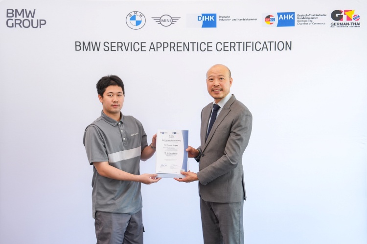 batch_BMW-Service-Apprentice-certificate-3 บีเอ็มดับเบิลยู กรุ๊ป ประเทศไทย มอบประกาศนียบัตรแก่ผู้สำเร็จการศึกษาโครงการ BMW Service Apprentice