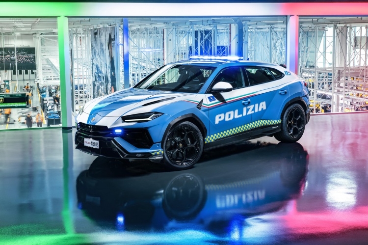 batch_Lamborghini-Urus-Performante-Polizia-di-Stato เปิดวิวัฒนาการซูเปอร์เอสยูวีแห่ง Lamborghini ตำนานแห่งสมรรถนะ นวัตกรรม และเหตุการณ์สำคัญในห้วงประวัติศาสตร์