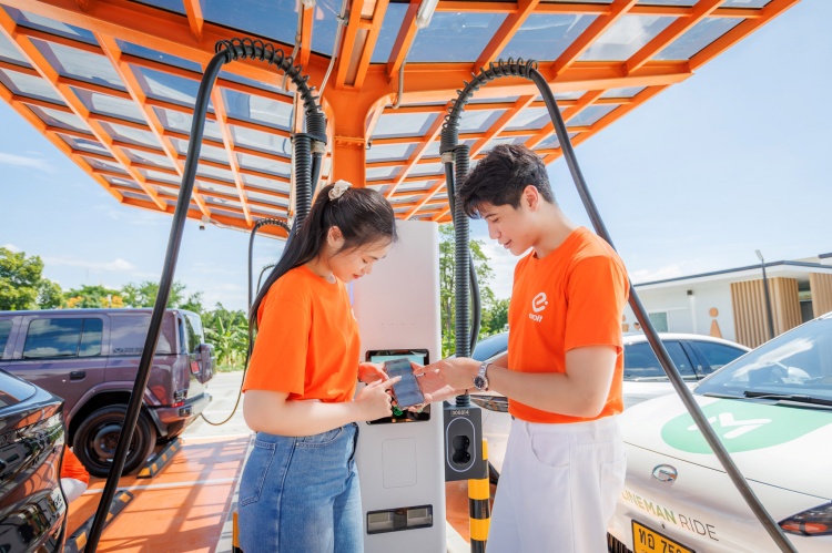 batch_Pic_Evolt-Station-Hub-แห่งแรก-บนถนนลาดกระบัง-4 Evolt เปิดตัว “Evolt Station Hub” แห่งแรก บนถนนลาดกระบัง ชูสถานีชาร์จ Ultra Fast กำลังไฟแรง 960 kW