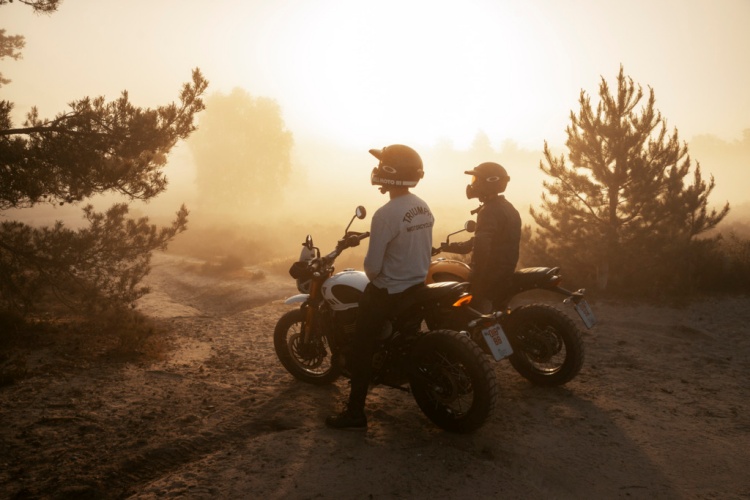 batch_Pic_ถอดรหัส-The-Gentleman-Ride-ศิลปะแห่งการขับขี่-4 ถอดรหัส The Gentleman's Ride ศิลปะแห่งการขับขี่ที่สะท้อนตัวตน รสนิยม และไลฟ์สไตล์ ผ่านรถจักรยานยนต์ไทรอัมพ์