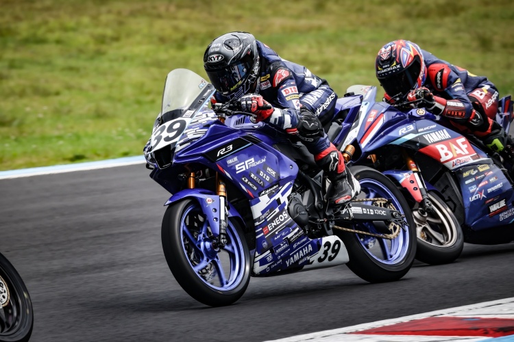 batch_S__612163600 “ไทยยามาฮ่า” ลุ้นแชมป์ ARRC 2026 หลังผ่านครึ่งฤดูกาลแรก “ตี-อนุภาพ” คว้าโพเดียมโมเตกิ “ไอเดีย-กฤตภัทร” ฝ่าข้อจำกัดรั้งจ่าฝูง AP250