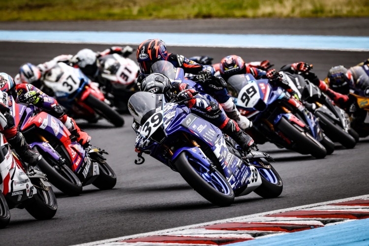 batch_S__612163601 “ไทยยามาฮ่า” ลุ้นแชมป์ ARRC 2026 หลังผ่านครึ่งฤดูกาลแรก “ตี-อนุภาพ” คว้าโพเดียมโมเตกิ “ไอเดีย-กฤตภัทร” ฝ่าข้อจำกัดรั้งจ่าฝูง AP250
