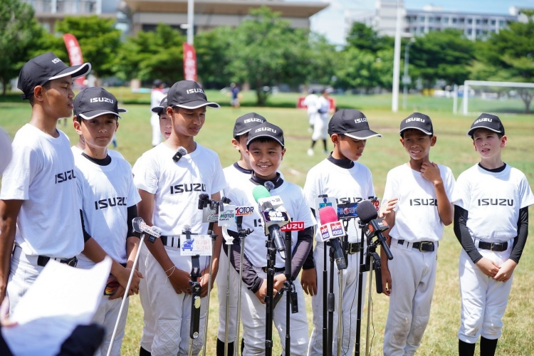 batch_ตัวแทนทีมเบสบอลยุวชนทีมชาติไทย-ให้สัมภาษณ์สื่อมวลชน ISUZU นับสนุนทีมเบสบอลยุวชนทีมชาติไทย เดินหน้าสู้ศึกใหญ่ ชิงชัยในการแข่งขันระดับนานาชาติที่เกาหลีใต้