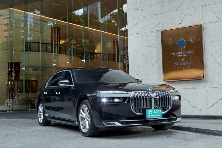 batch_BMW-and-The-Athenee-Hotel-handover-2 บีเอ็มดับเบิลยู ประเทศไทย และ โรงแรม ดิ แอทธินี โฮเทล แบงค็อก ฉลองครบรอบ 15 ปีแห่งความร่วมมือ พร้อมส่งมอบ 750e xDrive M Sport