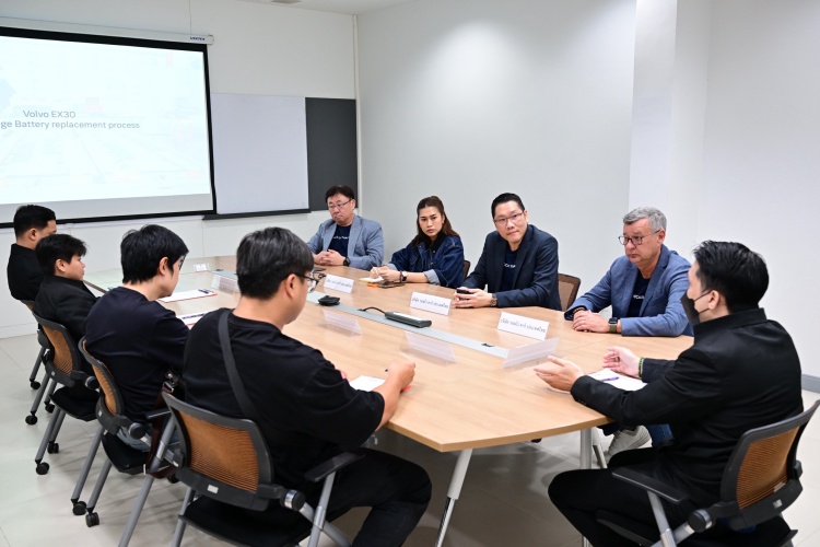 batch_Volvo-Car-Thailand-Welcomes-Representatives วอลโว่ คาร์ ประเทศไทย ให้การต้อนรับ สคบ. และตัวแทนผู้บริโภค Volvo EX30 ในการให้ข้อมูลแบตเตอรี่