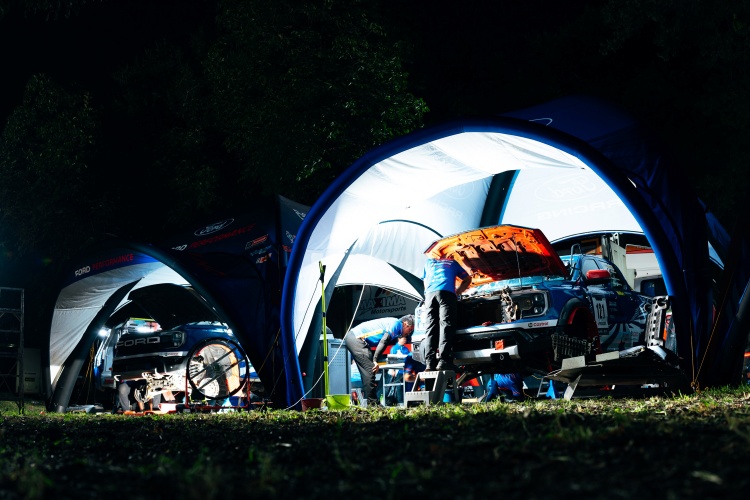 batch_7.-Ford_AXCR-2026_Service-Team-at-Night Ford เผยเบื้องหลังแชมป์ AXCR 2 สมัยซ้อน พลังทีมแกร่งของฟอร์ด เรนเจอร์ แร็พเตอร์