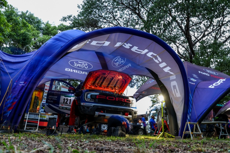 batch_8.-Ford_AXCR-2026_Service-Team-at-Dawn Ford เผยเบื้องหลังแชมป์ AXCR 2 สมัยซ้อน พลังทีมแกร่งของฟอร์ด เรนเจอร์ แร็พเตอร์