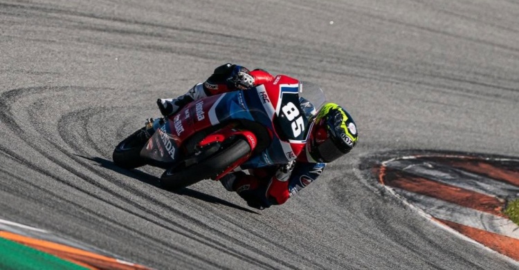 batch_Scoop-Rookies-Cup-JuniorGP-05 เจาะลึกสรุปผลงานครึ่งฤดูกาล! “ไม้คิว-เกียรติศักดิ์” หลังคว้าโพเดียมและเก็บคะแนนสะสมต่อเนื่อง ตอกย้ำพัฒนาการที่ยอดเยี่ยมของนักบิดไทยบนเวทีโลก