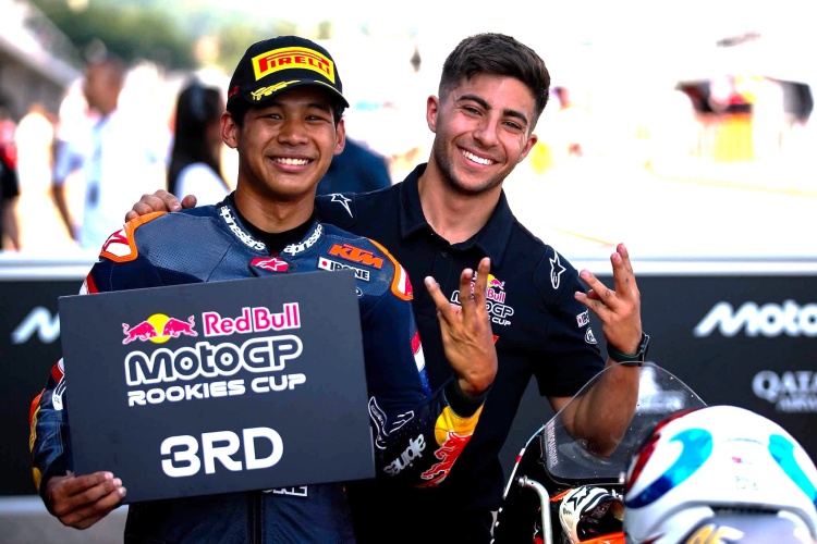 batch_Scoop-Rookies-Cup-JuniorGP-06 เจาะลึกสรุปผลงานครึ่งฤดูกาล! “ไม้คิว-เกียรติศักดิ์” หลังคว้าโพเดียมและเก็บคะแนนสะสมต่อเนื่อง ตอกย้ำพัฒนาการที่ยอดเยี่ยมของนักบิดไทยบนเวทีโลก