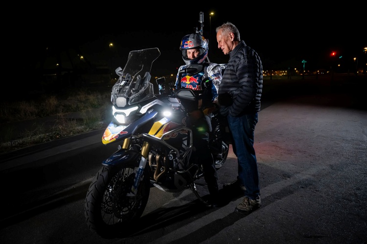 batch_Pic_Triumph-Tiger-1200-World-Record-6 แซม ซันเดอร์แลนด์ เปิดฉากภารกิจครั้งยิ่งใหญ่ พิชิตเส้นทางรอบโลกสุดท้าทาย ด้วย TRIUMPH TIGER 1200