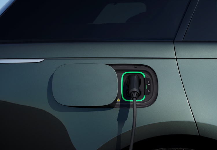 batch_RANGE-ROVER-ELECTRIC-CHARGING-02_09_26-1 RANGE ROVER ELECTRIC: นิยามใหม่แห่ง SUV หรูระดับตำนาน