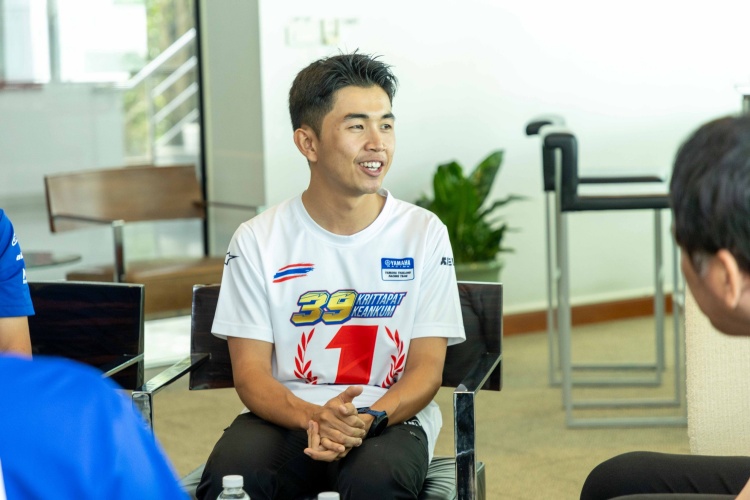batch_S__633749518 “ไอเดีย” กฤตภัทร เขื่อนคำ แชมป์เอเชีย โร้ดเรซซิ่ง 2026 เข้าพบผู้บริหารไทยยามาฮ่า พร้อมมอบของที่ระลึกแทนคำขอบคุณ