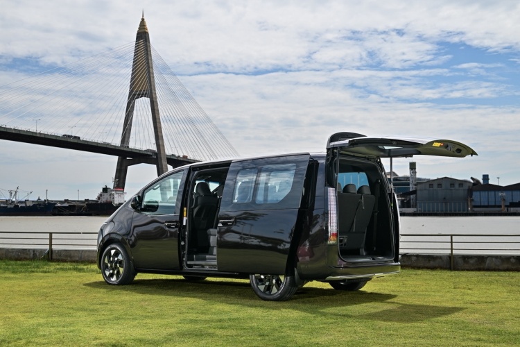 batch_รูปประกอบข่าว_Hyundai-new-STARIA-Hybrid_5 ทางออก "เดอะแบก" The new HYUNDAI STARIA Hybrid" รถ MPV ไฮบริด 11 ที่นั่ง พร้อมสำหรับทุกภารกิจ