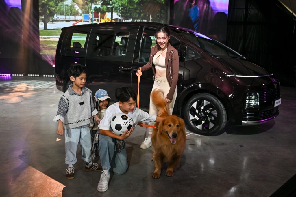ภาพประกอบข่าว_The-new-STARIA-Hybrid_6-1024x683 Hyundai เปลี่ยนเวทีเปิดตัว The new STARIA Hybrid ผ่านเรื่องราวของ "เดอะแบก" สะท้อนเทรนด์การตลาดที่เริ่มจากคน ไม่ใช่สินค้า