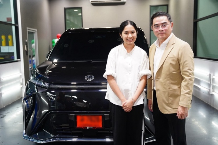 batch_MG-delivery-MG-MAXUS-9-to-Nene-in-Phuket-2 เครือเจริญโภคภัณฑ์ ร่วมกับ MG สนับสนุนการเดินทางในบทบาทใหม่ของ “เนเน่ รอยัล” ด้วยการดูแลภายใต้ MG SMILE
