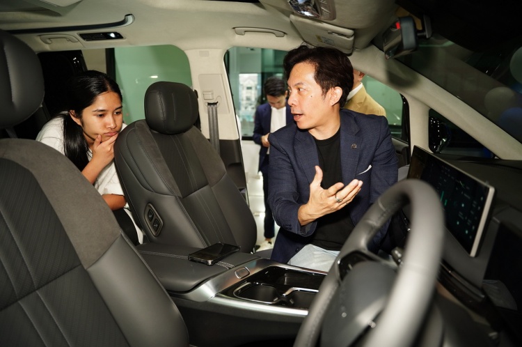 batch_MG-delivery-MG-MAXUS-9-to-Nene-in-Phuket-4 เครือเจริญโภคภัณฑ์ ร่วมกับ MG สนับสนุนการเดินทางในบทบาทใหม่ของ “เนเน่ รอยัล” ด้วยการดูแลภายใต้ MG SMILE