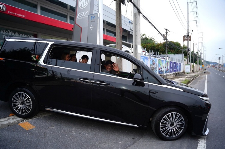 batch_MG-delivery-MG-MAXUS-9-to-Nene-in-Phuket-7 เครือเจริญโภคภัณฑ์ ร่วมกับ MG สนับสนุนการเดินทางในบทบาทใหม่ของ “เนเน่ รอยัล” ด้วยการดูแลภายใต้ MG SMILE