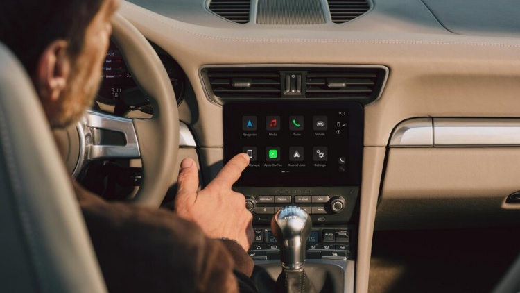 batch_Modern-retrofit-infotainment-system-2 PCCM Plus รองรับ Apple CarPlay® และ Android Auto™ พร้อมให้ติดตั้งแล้ววันนี้ที่ศูนย์บริการปอร์เช่