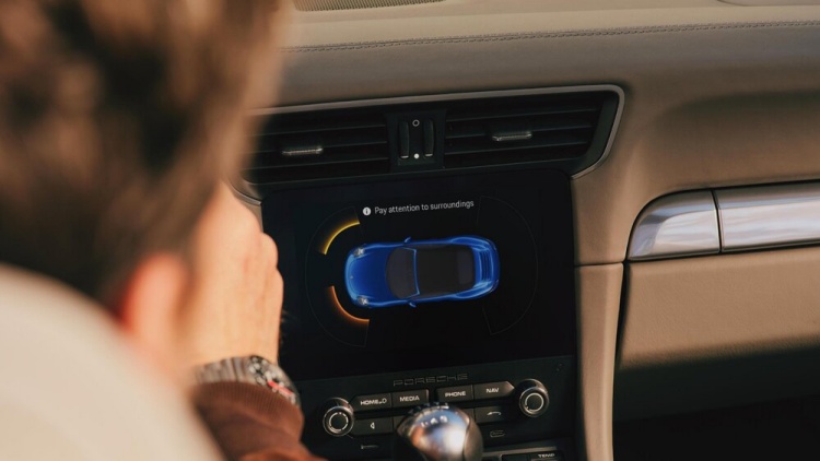 batch_Modern-retrofit-infotainment-system-3 PCCM Plus รองรับ Apple CarPlay® และ Android Auto™ พร้อมให้ติดตั้งแล้ววันนี้ที่ศูนย์บริการปอร์เช่