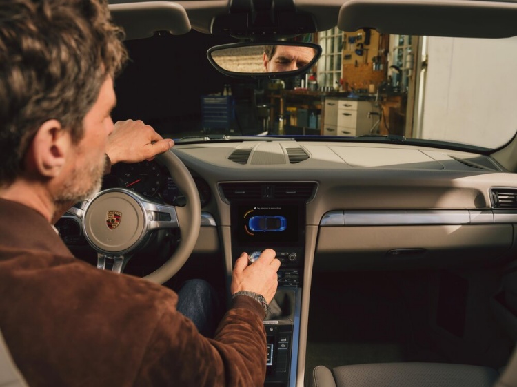 batch_Modern-retrofit-infotainment-system-4 PCCM Plus รองรับ Apple CarPlay® และ Android Auto™ พร้อมให้ติดตั้งแล้ววันนี้ที่ศูนย์บริการปอร์เช่