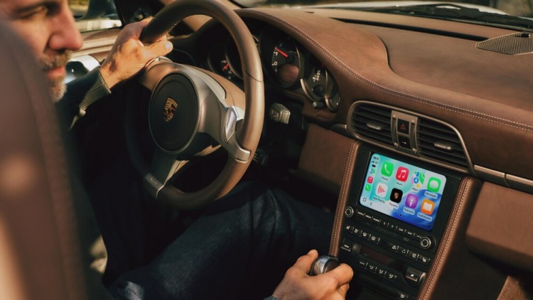 batch_Modern-retrofit-infotainment-system-5 PCCM Plus รองรับ Apple CarPlay® และ Android Auto™ พร้อมให้ติดตั้งแล้ววันนี้ที่ศูนย์บริการปอร์เช่